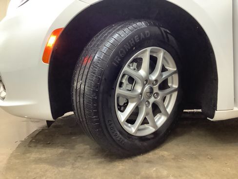 Used 2023 Chrysler Pacifica Touring-L FWD image 24