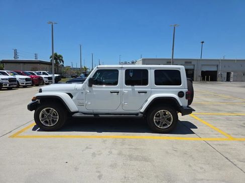 Used 2022 Jeep Wrangler Unlimited Sahara w/ LED Lighting Group AWD/4WD image 18