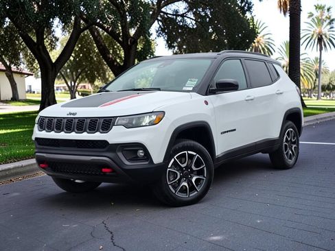 Used 2025 Jeep Compass Trailhawk AWD/4WD image 2