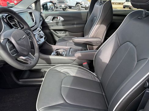 New 2026 Chrysler Pacifica Limited image 10