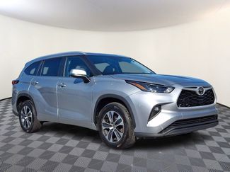 Used 2023 Toyota Highlander XLE FWD video 1