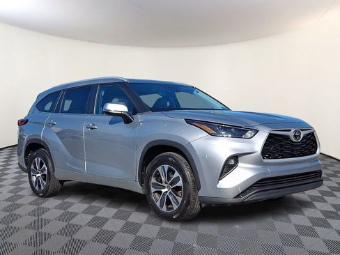 Used 2023 Toyota Highlander XLE FWD image 1