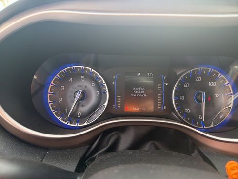 Used 2018 Chrysler Pacifica Touring-L image 12