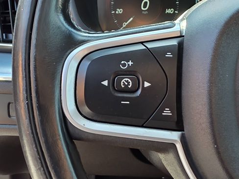 Used 2019 Volvo XC60 T6 Momentum w/ Multimedia Package image 32