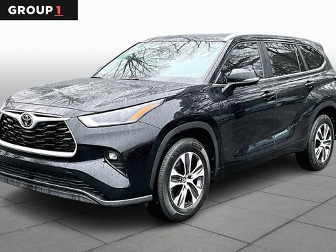 Certified 2023 Toyota Highlander XLE image 1