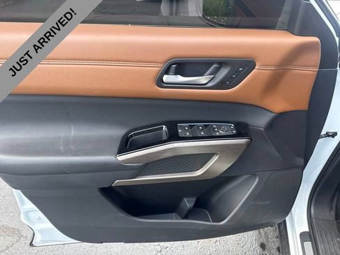 Certified 2025 Nissan Pathfinder Platinum AWD/4WD image 12