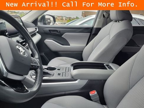 Used 2021 Toyota Highlander LE AWD/4WD image 10