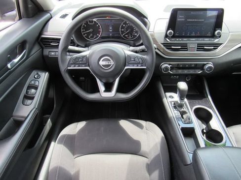 Used 2024 Nissan Altima 2.5 SV FWD image 17