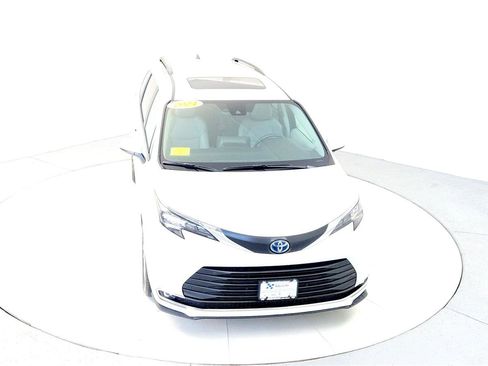 Certified 2024 Toyota Sienna XLE w/ XLE Plus Package image 20