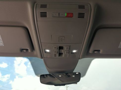 Used 2023 Volkswagen Taos SE w/ Panoramic Sunroof Package FWD image 27