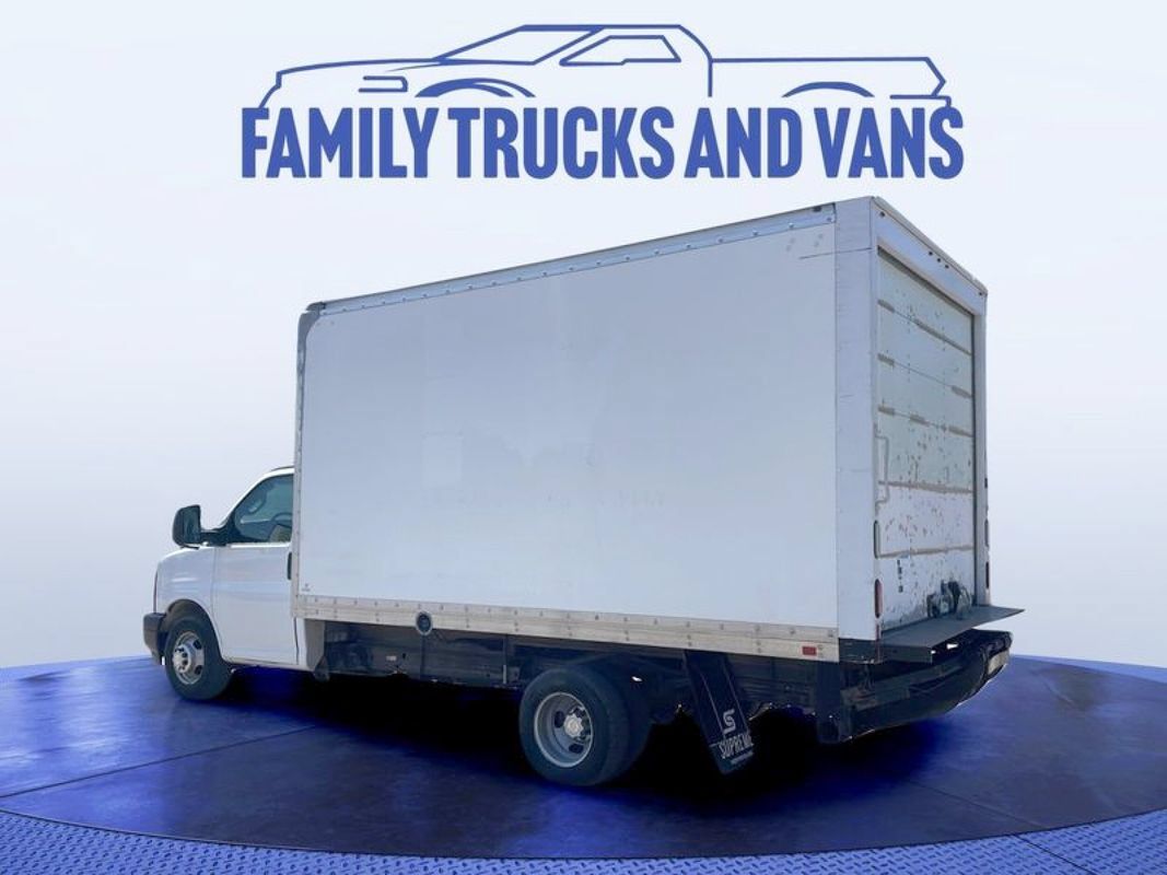 Used 2017 Chevrolet Express 4500 RWD image 2