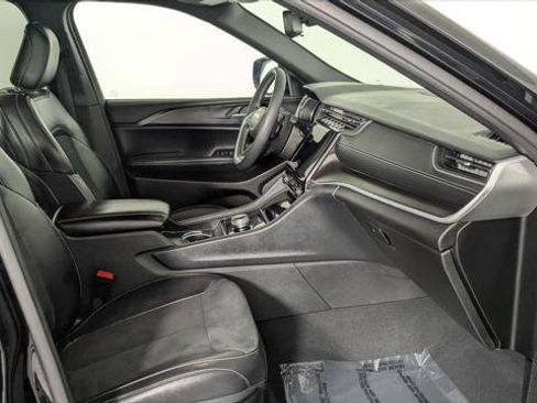 Used 2024 Jeep Grand Cherokee Altitude RWD image 23