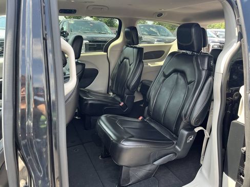 Used 2023 Chrysler Pacifica Touring-L FWD image 4