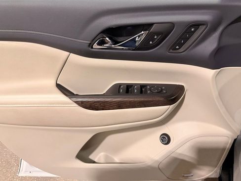 Used 2022 GMC Acadia Denali w/ Denali Ultimate Package image 13