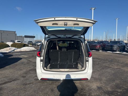 Used 2023 Chrysler Pacifica Touring-L image 26