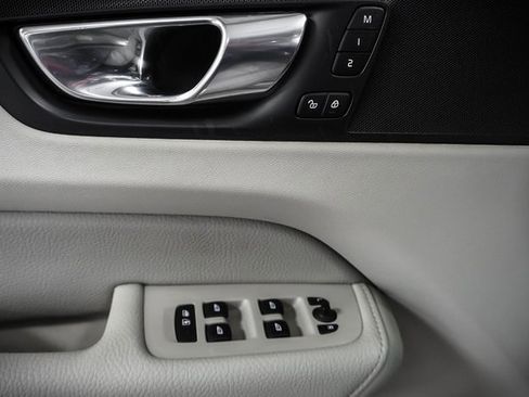 Used 2019 Volvo XC60 T8 Momentum image 10