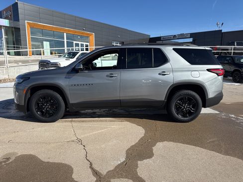 Used 2023 Chevrolet Traverse LT w/ Midnight/Sport Edition image 2