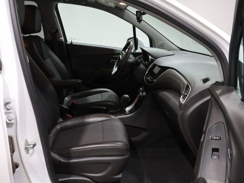 Used 2020 Chevrolet Trax LT w/ LT Convenience Package image 24