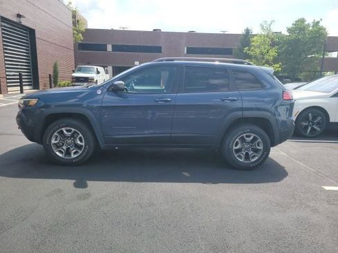 Used 2019 Jeep Cherokee Trailhawk w/ Cold Weather Group AWD/4WD image 2