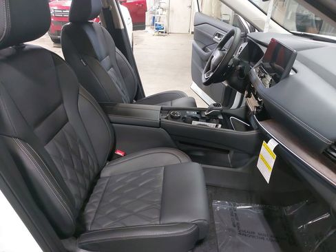 New 2026 Nissan Rogue Platinum image 10