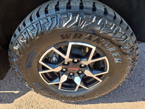 Used 2024 GMC Canyon AT4X image 9