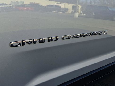 Used 2023 Jeep Grand Cherokee Laredo image 31