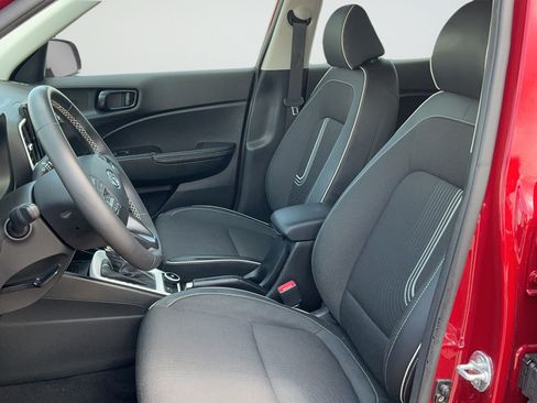 Used 2024 Hyundai Venue Limited FWD image 13
