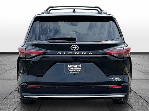 Used 2024 Toyota Sienna Platinum FWD image 4