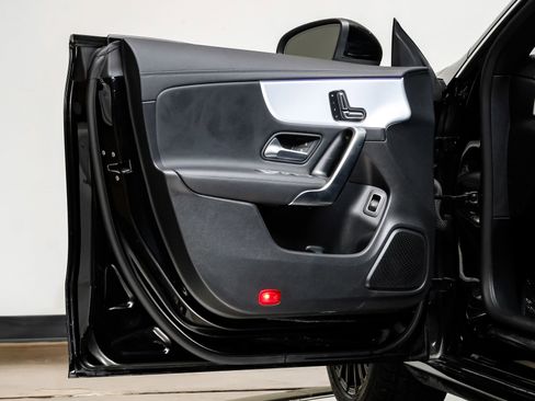 Used 2025 Mercedes-Benz CLA 250 4MATIC image 40