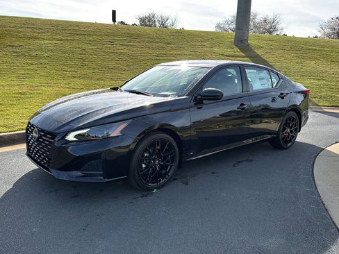 New 2026 Nissan Altima 2.5 SR w/ SR Midnight Edition Package FWD image 2