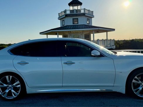 Used 2017 INFINITI Q70 L 3.7 RWD image 4