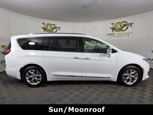 Used 2018 Chrysler Pacifica Limited image 10