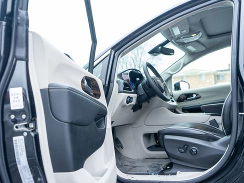 Used 2023 Chrysler Pacifica Limited image 14