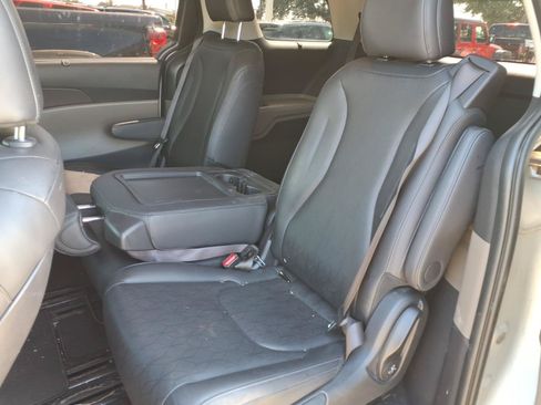 Used 2025 Kia Carnival EX FWD image 3