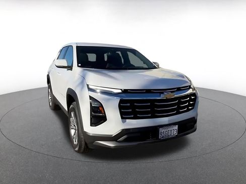 Used 2025 Chevrolet Equinox LT image 3
