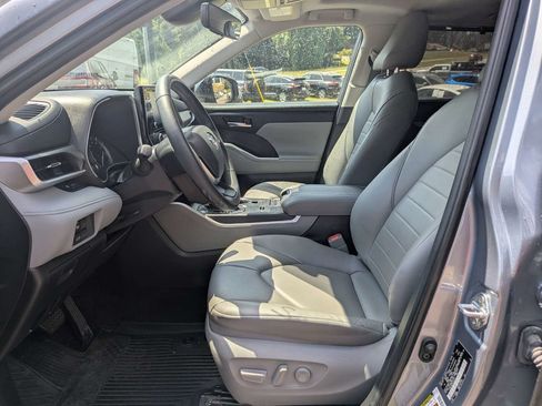 Used 2022 Toyota Highlander XLE FWD image 21