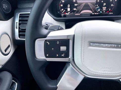 Used 2023 Land Rover Discovery Metropolitan Edition image 24