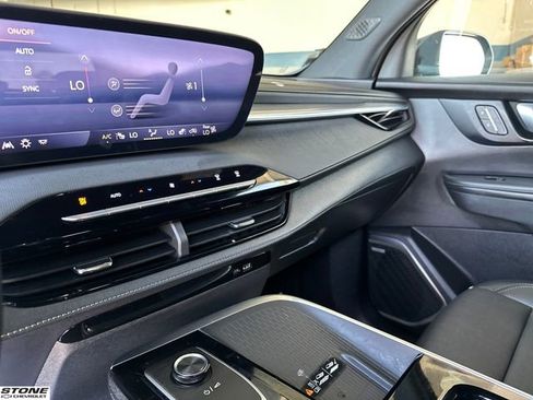 Certified 2025 Buick Enclave Preferred FWD image 21
