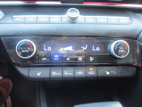 Used 2022 Hyundai Elantra Limited w/ Preferred Accessory Package FWD image 14