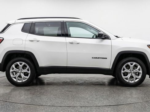 Used 2025 Jeep Compass Latitude AWD/4WD image 11