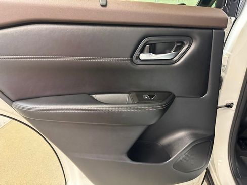 Used 2023 Nissan Rogue SL w/ SL Premium Package image 15