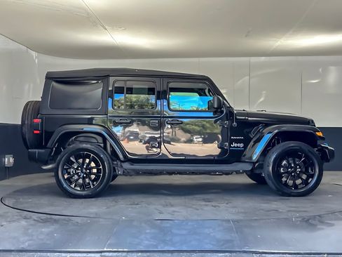 Used 2023 Jeep Wrangler Unlimited Sahara AWD/4WD image 2