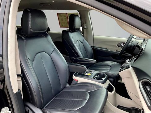 Used 2023 Chrysler Pacifica Touring-L FWD image 32