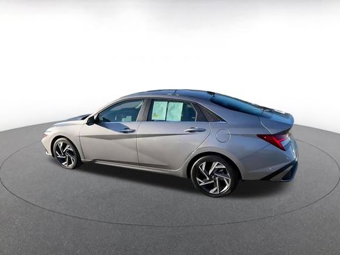 Used 2025 Hyundai Elantra Limited image 10