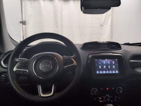 Used 2020 Jeep Renegade Latitude FWD image 22