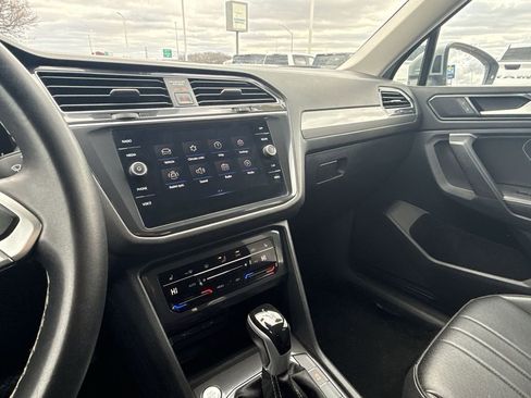 Used 2024 Volkswagen Tiguan SE image 19