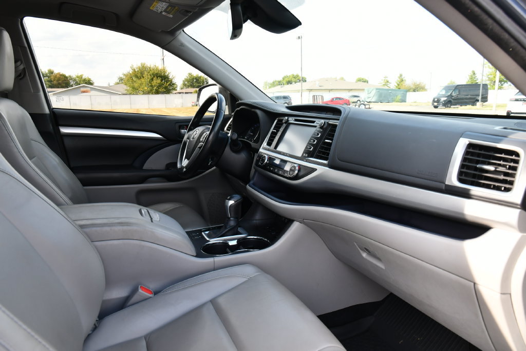 Used 2018 Toyota Highlander XLE AWD/4WD image 32