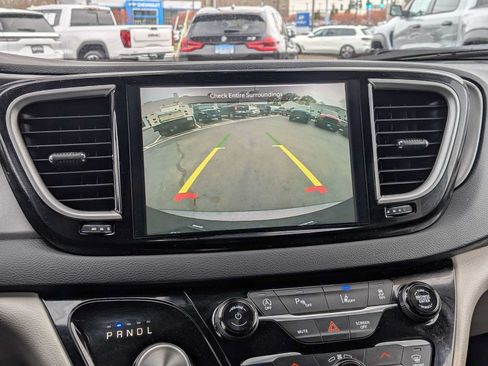Used 2023 Chrysler Pacifica Touring-L FWD image 21