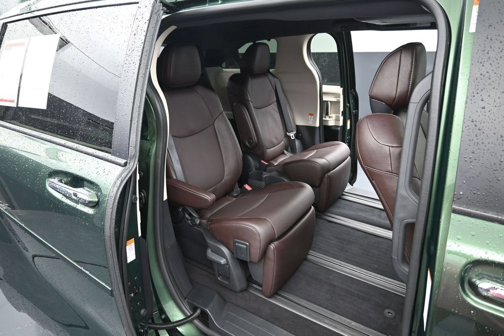 Used 2024 Toyota Sienna Platinum AWD/4WD image 34