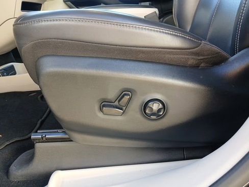 Used 2023 Chrysler Pacifica Touring-L image 28